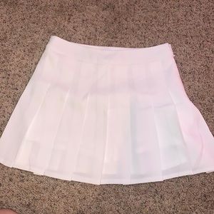 Medium White pleated skirt